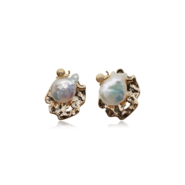 Boucles d'oreilles en perles avec une base d'or texturée
