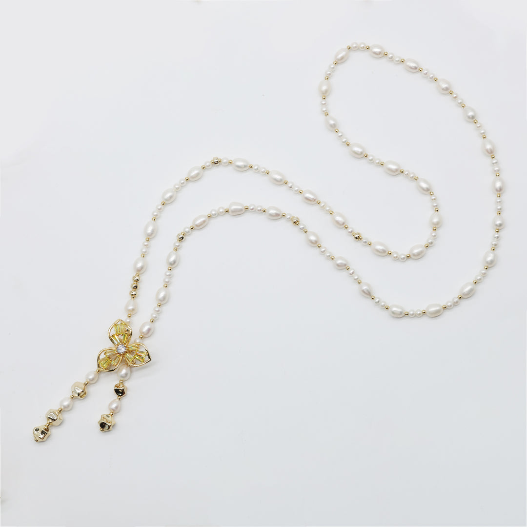 Élise Bloom Pearl Drop Necklace